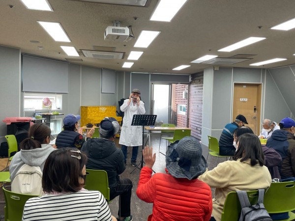 자원봉사자 선생님께서 멋진 하모니카 연주하는 모습