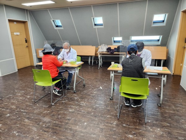 수지침 서비스 받고 있는 모습