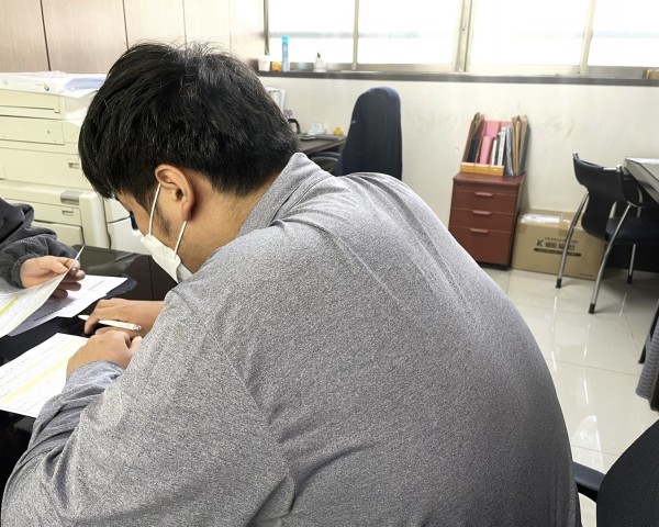 근로계약서를 작성하고 있는 모습