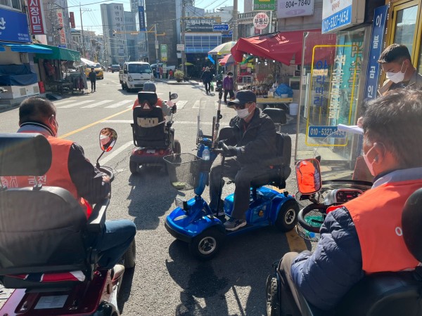 경사로 모니터링을 진행하는 모습