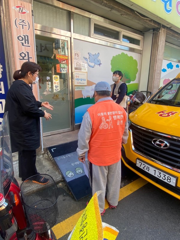 인터뷰를 진행하는 모습