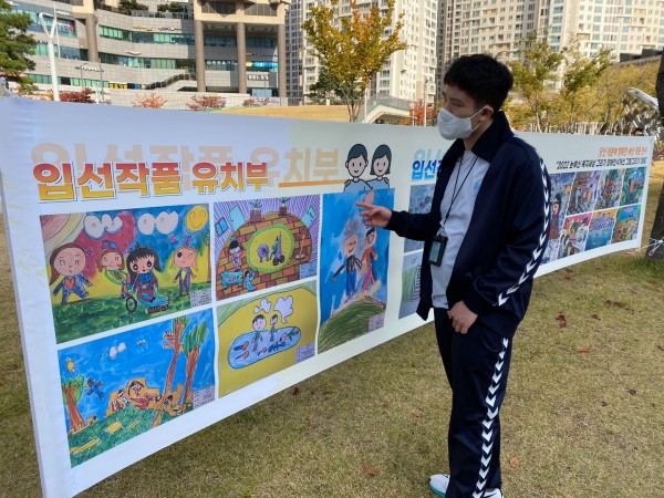 전시된 그림을 감상하는 모습