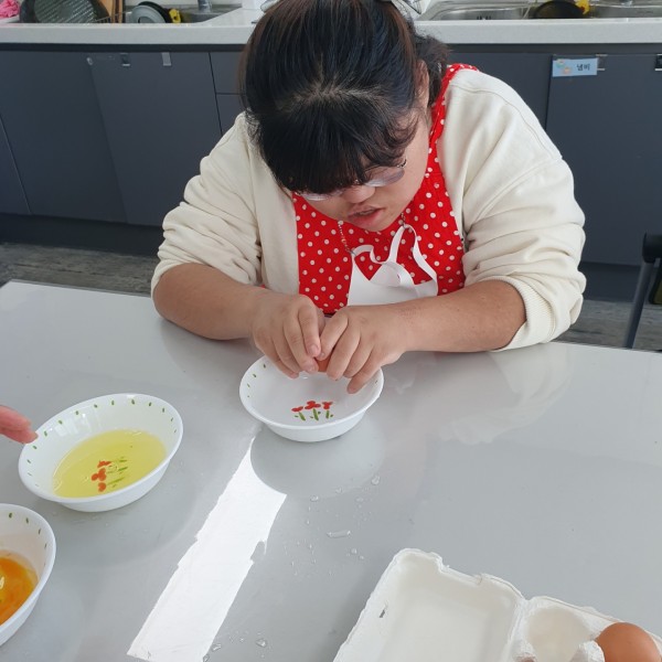 달걀을 깨뜨려보는 모습