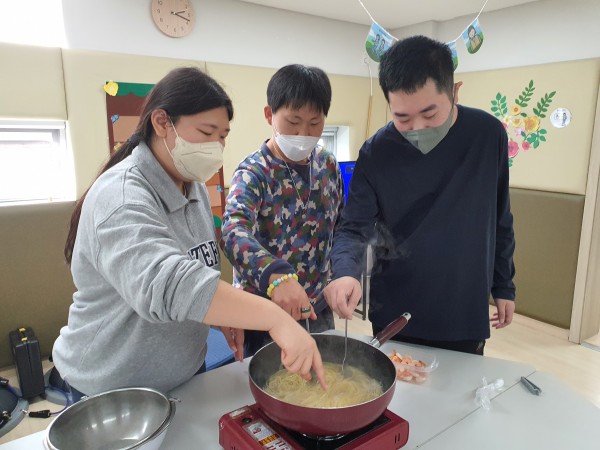 스파게티 면을 끓이는 모습