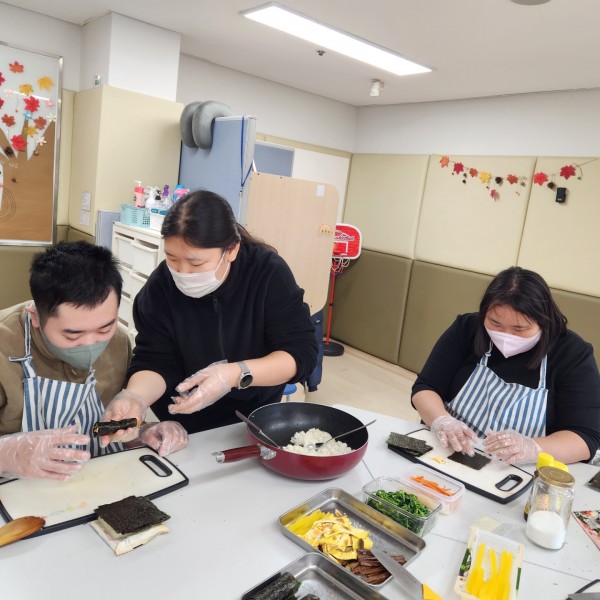 열심히 김밥을 마는 모습