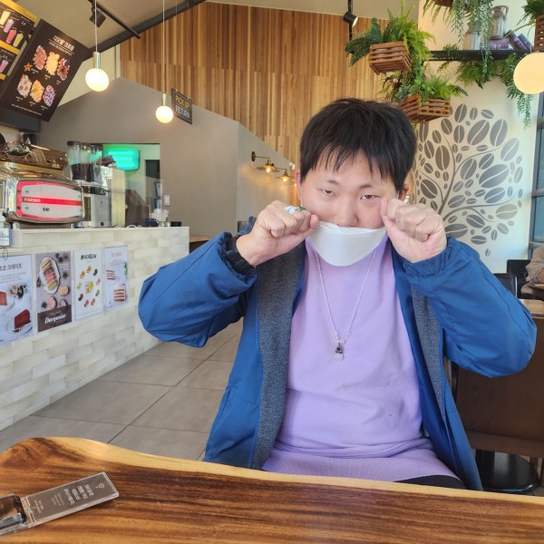 카페에서 포즈를 취하는 모습