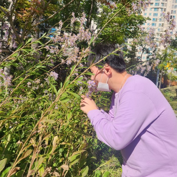 꽃향기를 맡는 모습