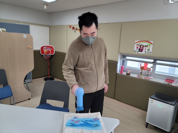 완성한 방석을 드라이기로 말리는 모습