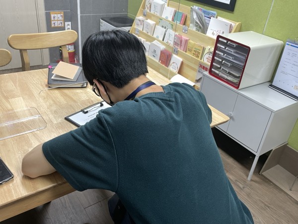적응지도에 필요한 서류 작성 중인 모습