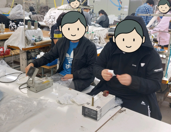 의류포장 직무를 수행하고 있는 모습