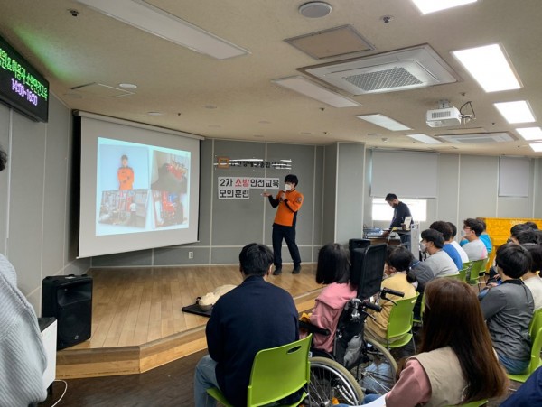 소방관님이 소방교육을 해 주시는 모습