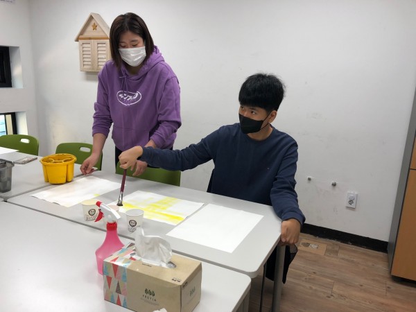 물감을 이용해서 도화지를 노랑색으로 채워보았습니다.