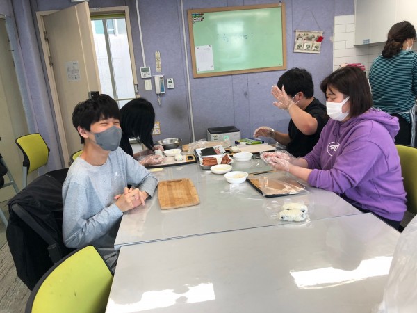 다같이 장갑을 끼고 토요요리프로그램에 참여하였습니다.