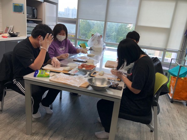 집중해서 요리수업을 하고 있는 모습.