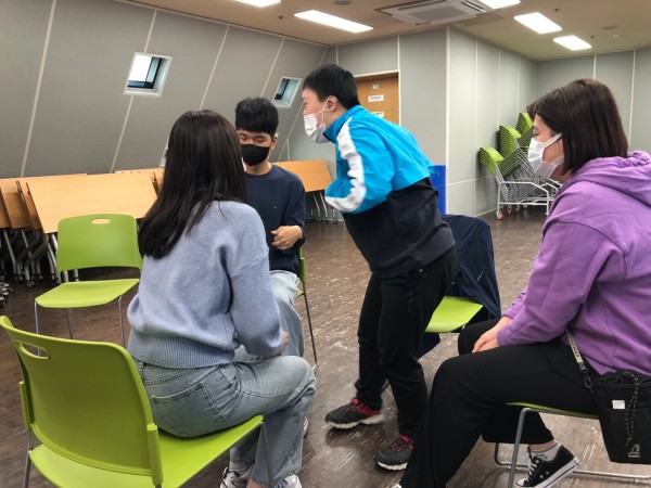 동그랗게 둘러앉아 음악수업을 진행하였습니다.