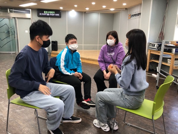 음악소리에 맞춰 옆친구에게 악기를 전달해보았습니다.