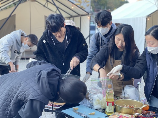 요리대회를 위해 열심히 준비 중인 신뢰팀
