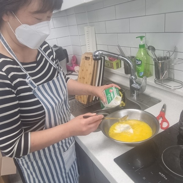 반죽을 만들어요.