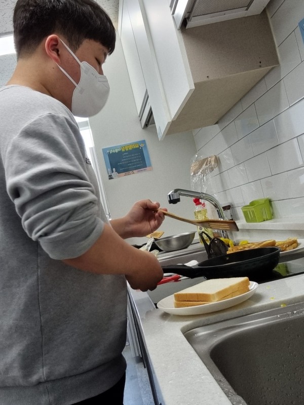 후라이팬과 뒤집개를 이용해서 조리중.