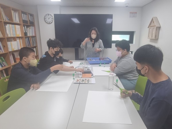 도화지를 이용해서 미술 수업할 준비를 하고 있어요.