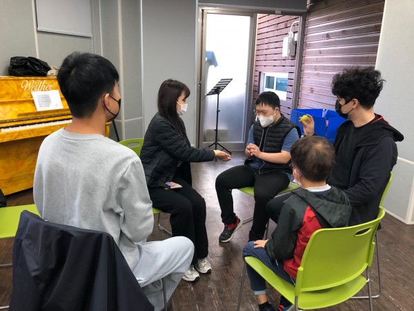 공을 넘기고 있는 모습.