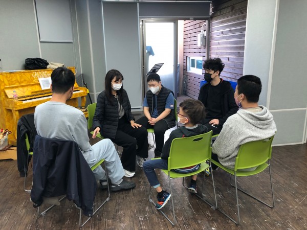 강사님의 말을 열심히 듣고 있는 모습.