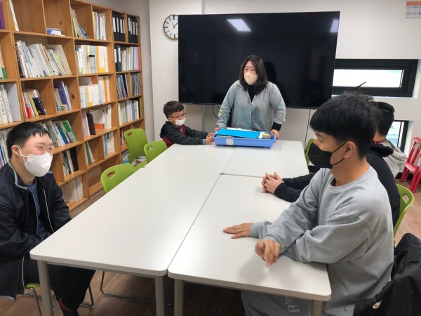 수업하기 전 선생님의 설명을 듣는 모습.