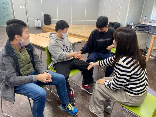 음악에 맞춰서 악기를 전달하는 모습.