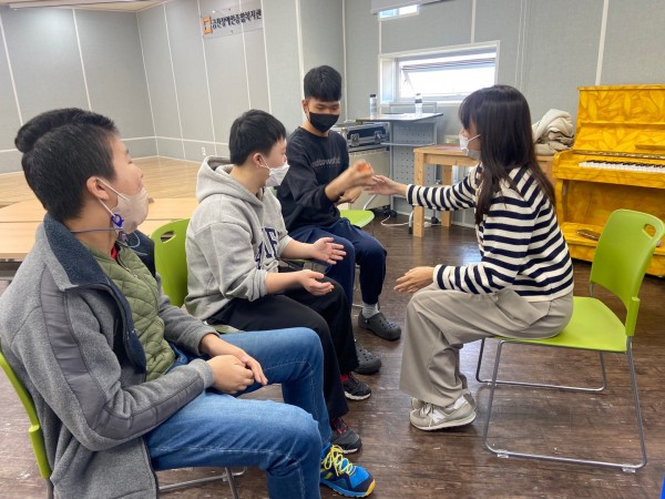 순서대로 음악시간에 공을 전달해보는 모습입니다.