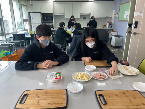 깨끗하게 손을 씻고 음식을 만들기 시작하는 이용자.