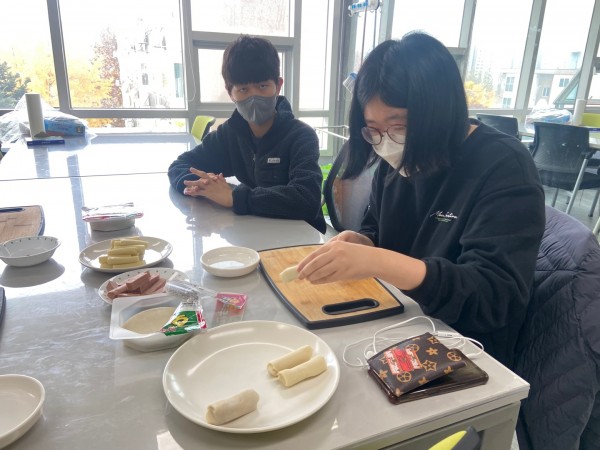 집중해서 돌돌 치즈스틱을 만들어보았어요.
