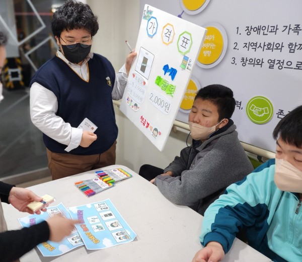 플리마켓에서 손님에게 초콜릿을 설명하는 모습