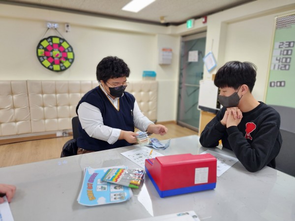 플리마켓 종료 이후 판매 수익을 확인하는 모습