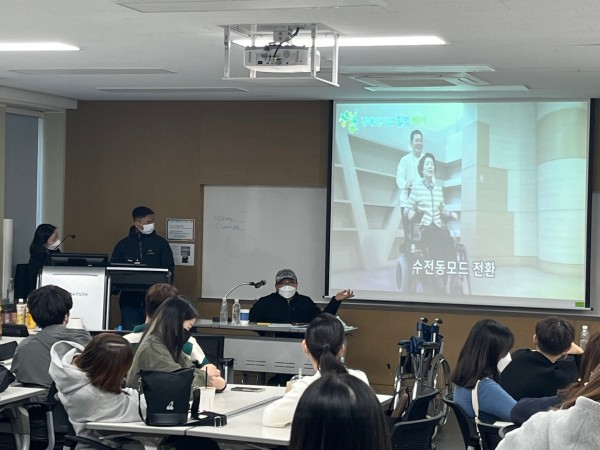 장애인 당사자인 김성천 강사님이 교육을 진행하는 모습