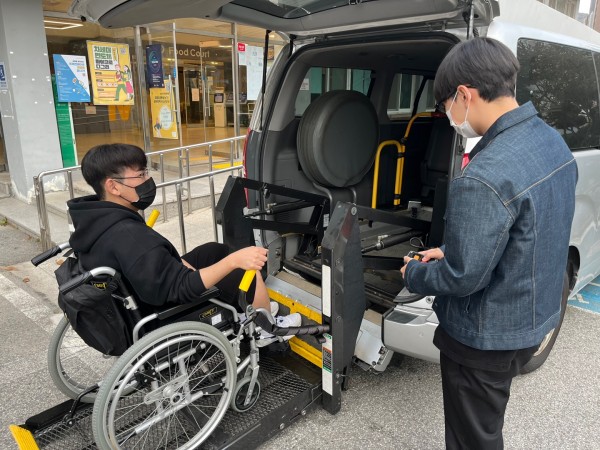 장애인 리프팅차량 체험활동하는 모습