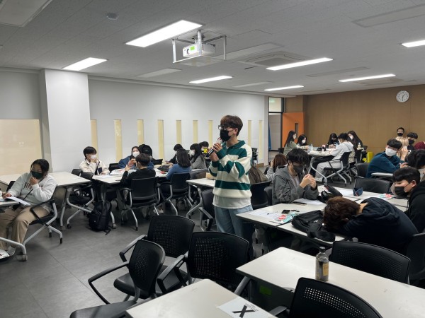 활동소감을 공유하는 모습