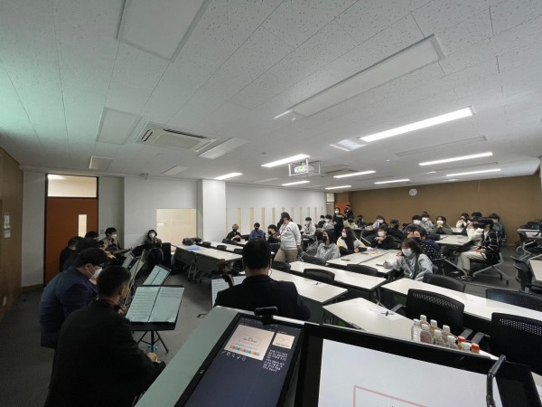발달장애인 오케스트라의 연주가 진행 중인 강의실 풍경