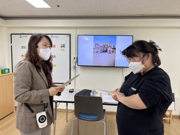 수료증을 받고 뿌듯해 하는 모습