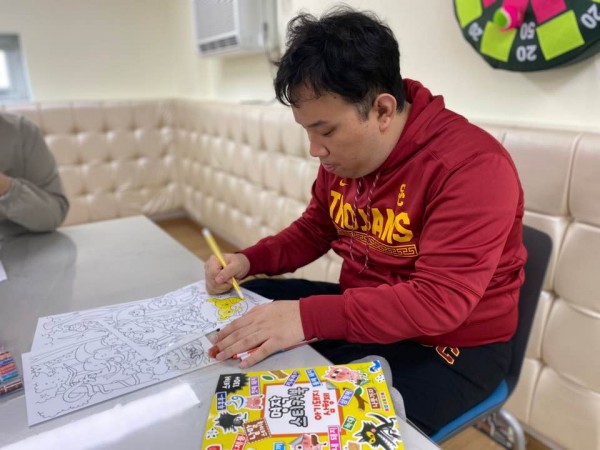 동화속 장면을 상상하며 색칠하는 모습