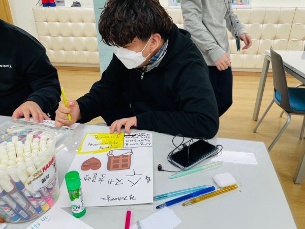 홍보지 만드는 모습