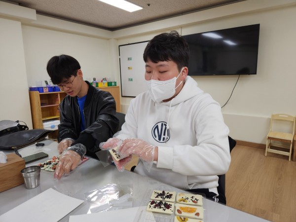 초콜릿 포장하는 모습