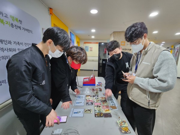 손님을 응대하는 모습