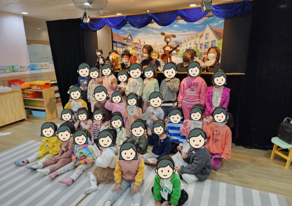 인형극단 여우와 아이들이 함께 찍은 단체사진