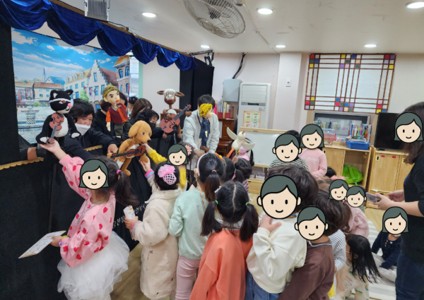 인형극에 사용된 인형을 직접 만져보는 아이들의 모습