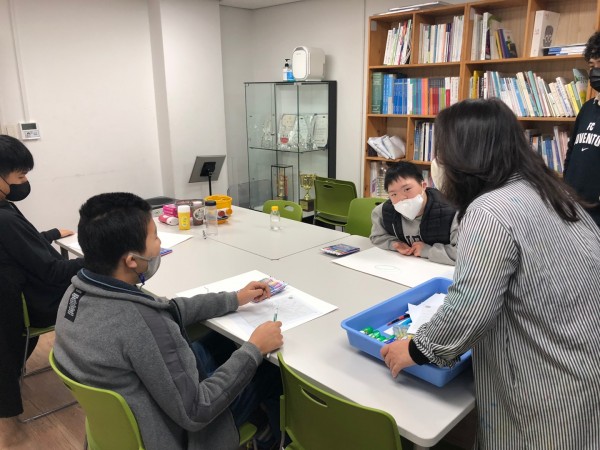 색연필을 이용해서 가을 나무 그리기를 해보았어요.