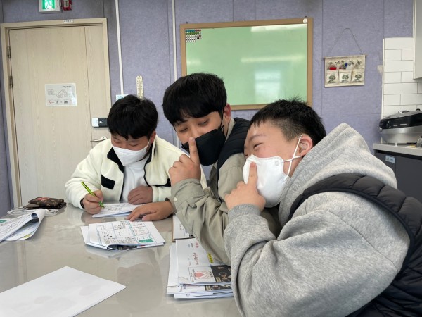 기분좋게 인권교육에 대해서 설명을 듣고 있는 모습입니다.