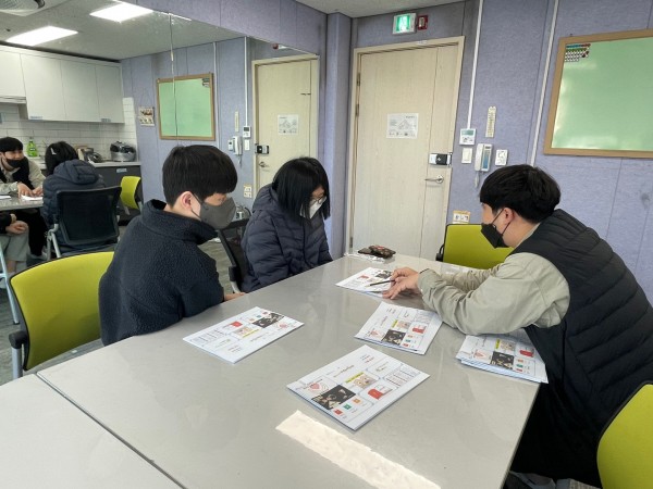 인권교육을 열심히 듣고 있는 이용자들의 모습입니다.