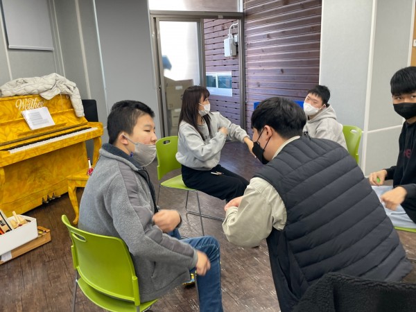 악기를 전달해보며 탐색해보는 모습.