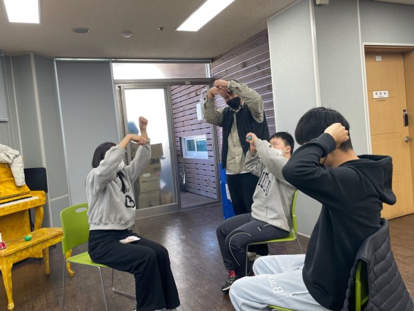 선생님이 알려주시는 대로 손동작을 크게 해서 활동을 하고 있는 아이들의 모습입니다..