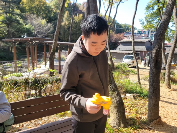 산책로에서 비눗방울 놀이를 하는 모습